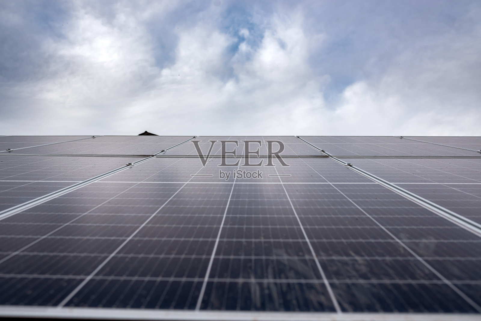 新安装的太阳能电池板很经济，在天空和阳光下闪闪发光。照片摄影图片