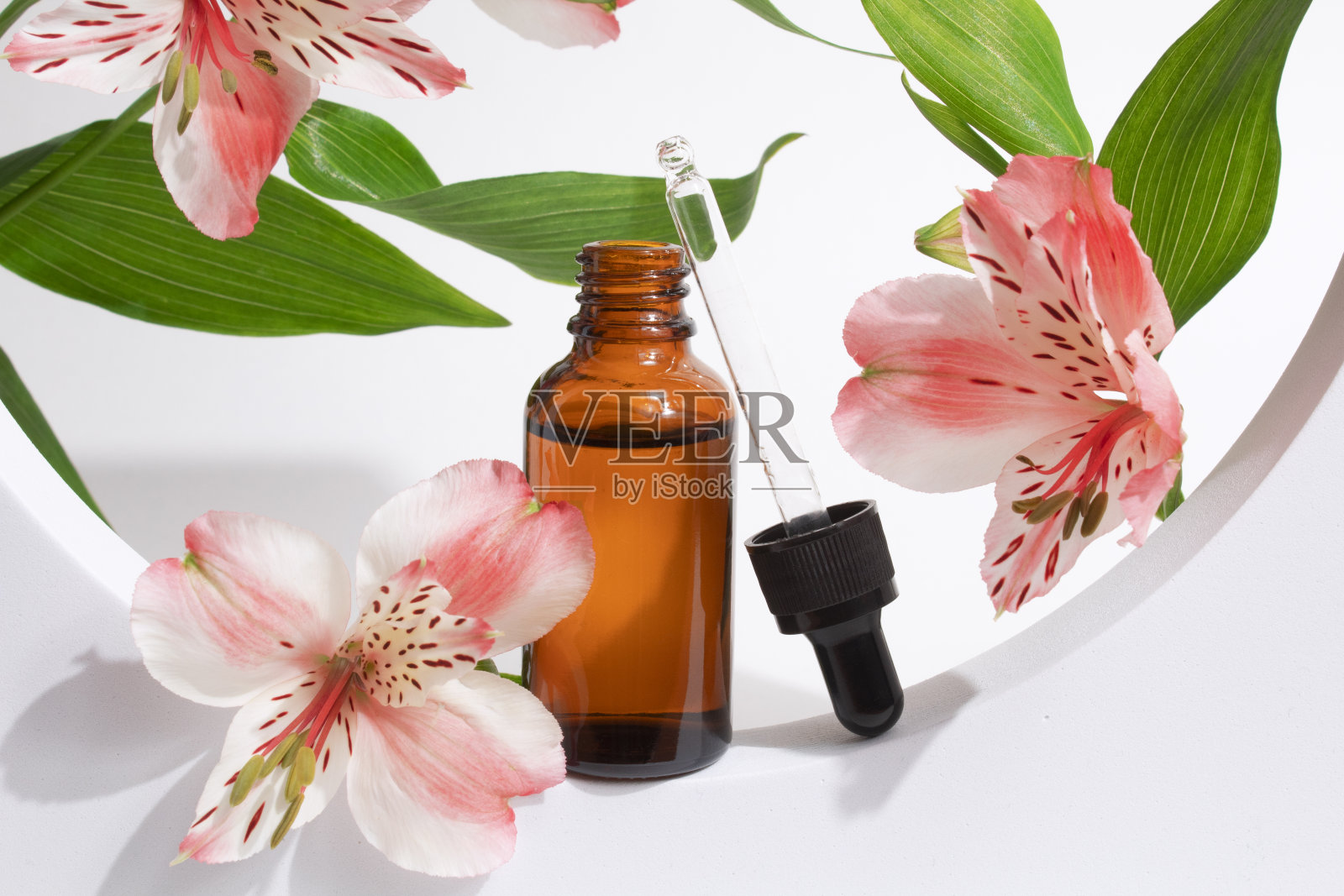 琥珀瓶，装有玻璃滴管，内含草药香精、香精油、顺势疗法、美容疗法、芳香疗法、替代医学等液体照片摄影图片