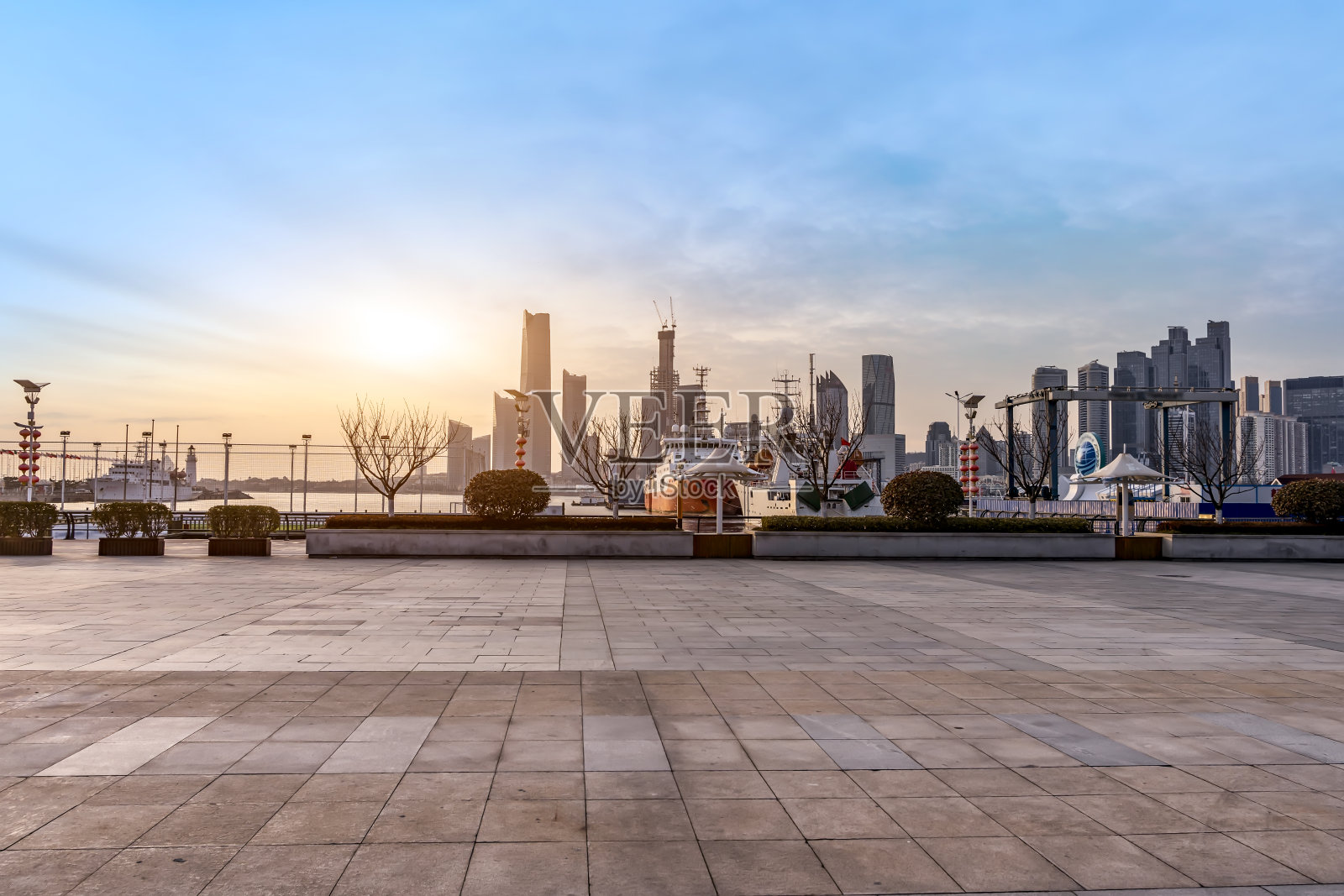 广场砖地板和城市景观照片摄影图片