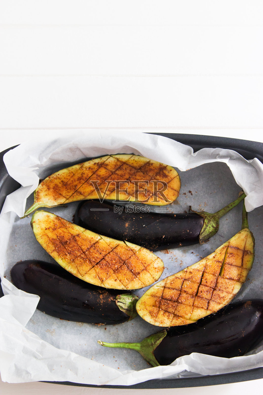 茄子辣椒粉在黑色平底锅顶视图木制背景垂直照片摄影图片