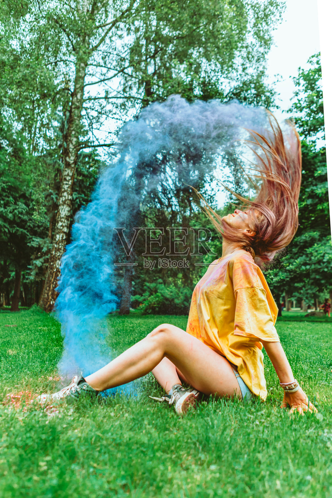 年轻漂亮的女人胡里画着长发照片摄影图片