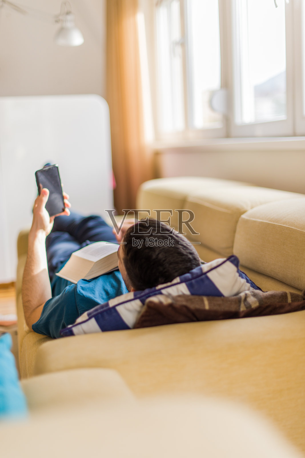 一个人在看他的手机照片摄影图片