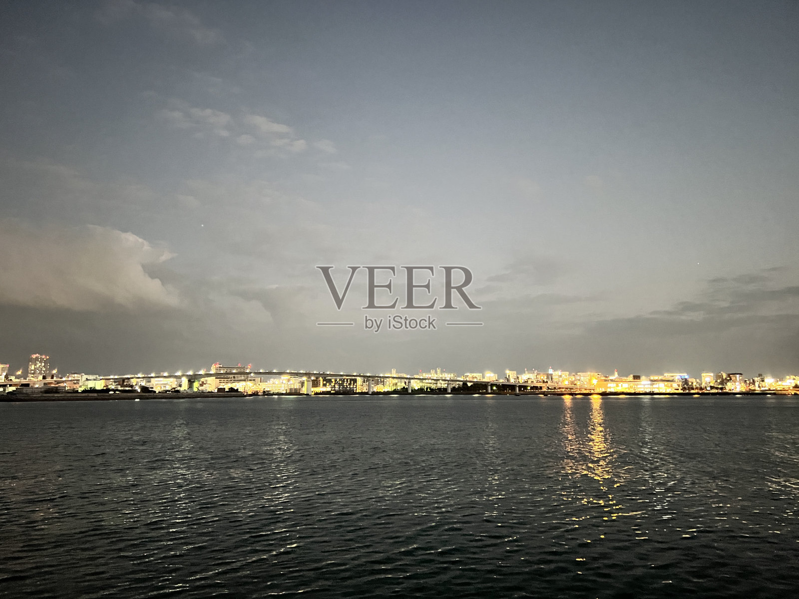 从冲绳那霸港看那霸市区的夜景照片摄影图片