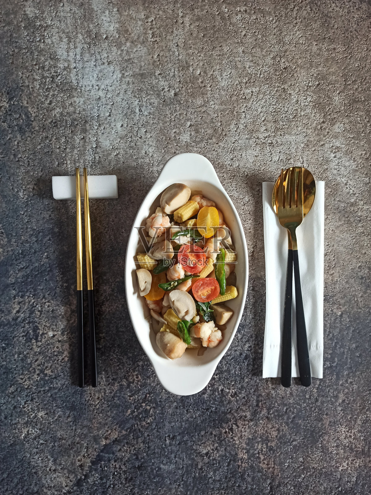 美味的自制炒蘑菇。照片摄影图片