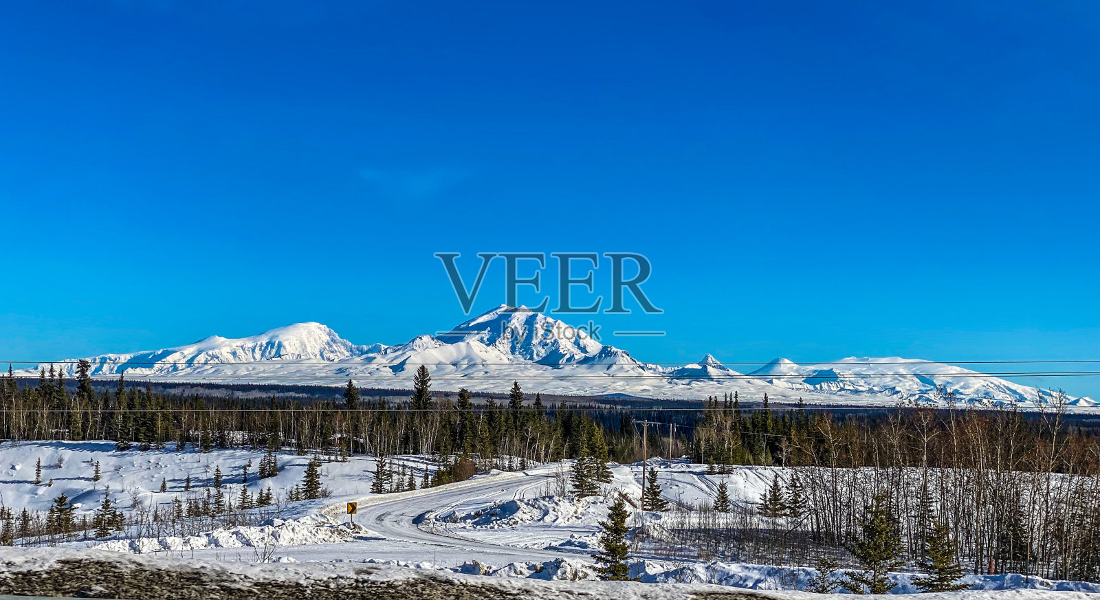 从阿拉斯加格伦艾伦的理查森高速公路上可以看到德拉姆山、桑福德山和布莱克本山。照片摄影图片