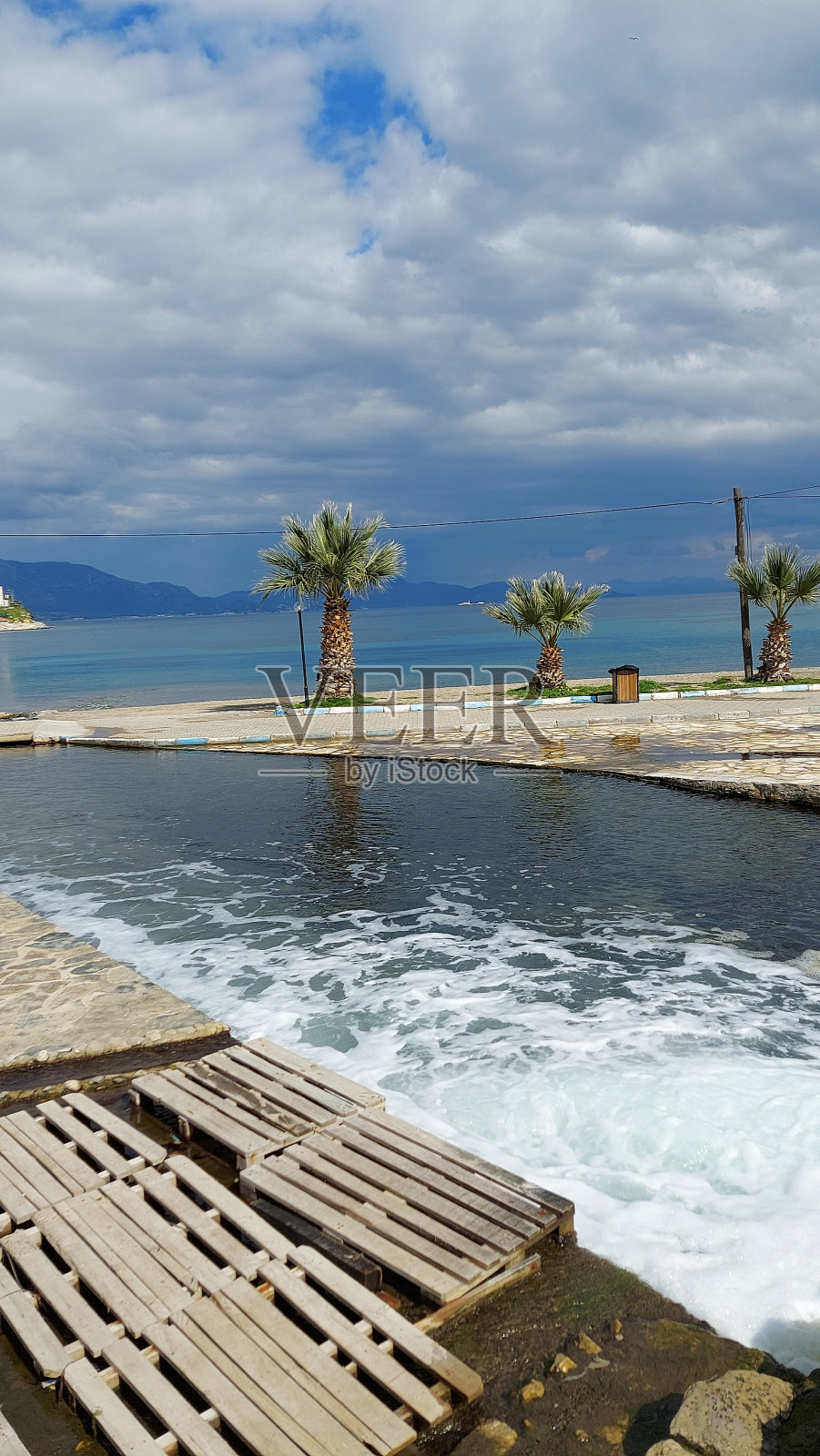 令人惊叹的湖和海景与云和棕榈树照片摄影图片