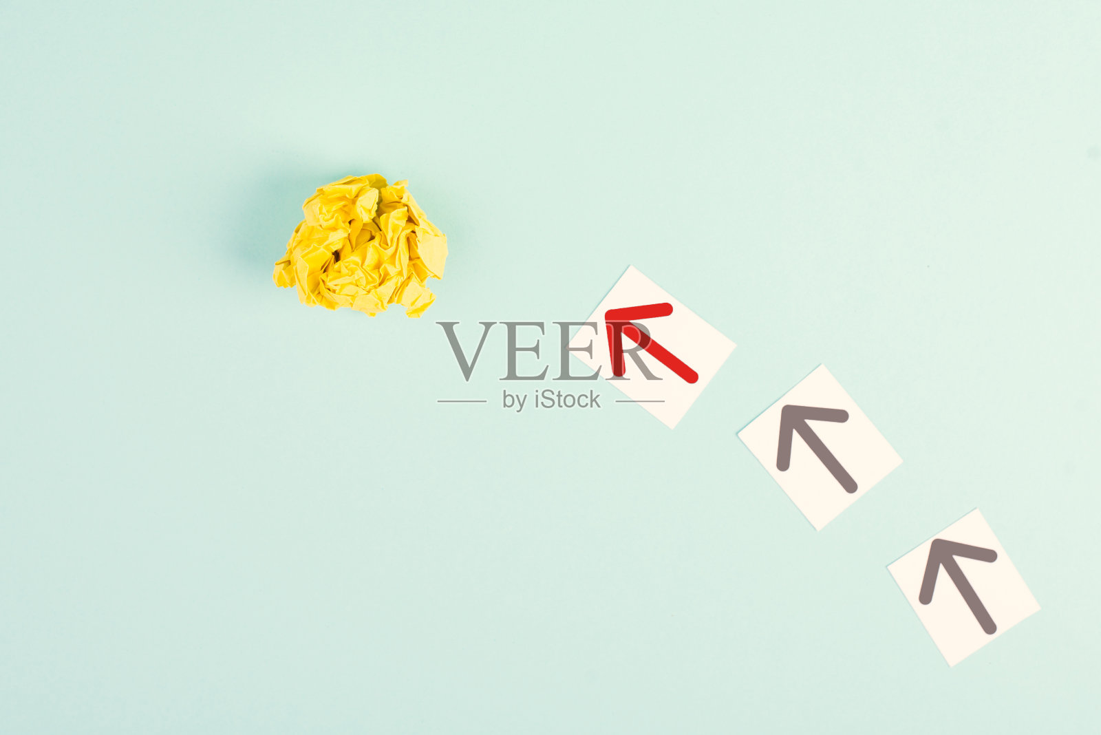 许多黑色的箭，一个红色的是脱颖而出，做不同的，成为一个赢家，个性，做自己的决定，领导，目标新的想法照片摄影图片