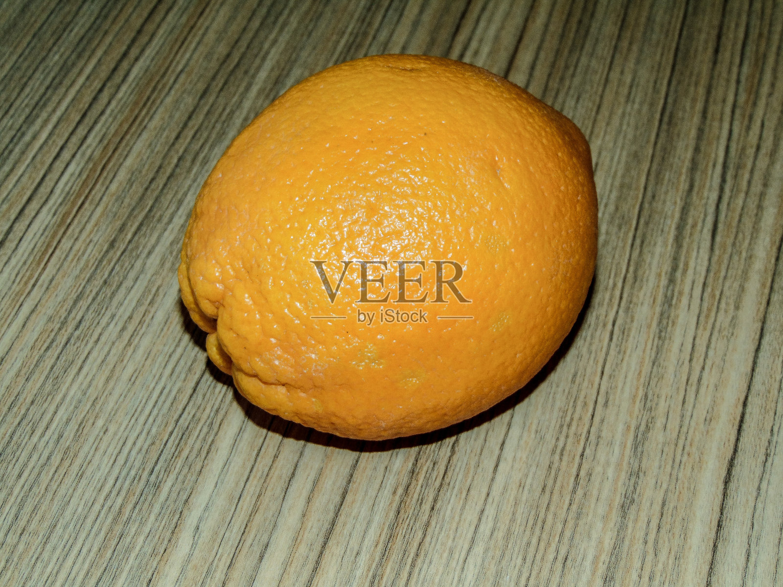 一个橙子在木制的背景上照片摄影图片