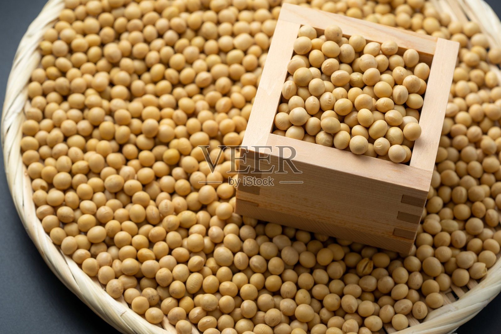 滤锅里的大豆照片摄影图片