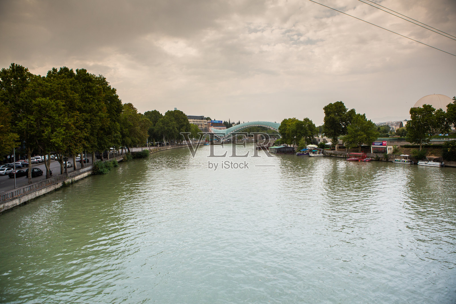 第比利斯古城有着五颜六色的街道和外墙照片摄影图片