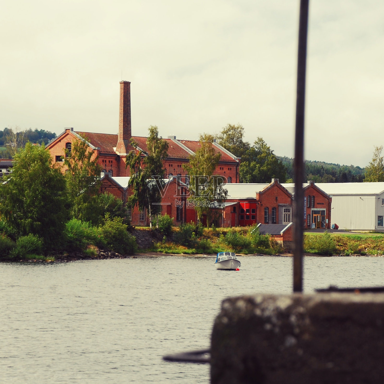 水边的老工厂照片摄影图片