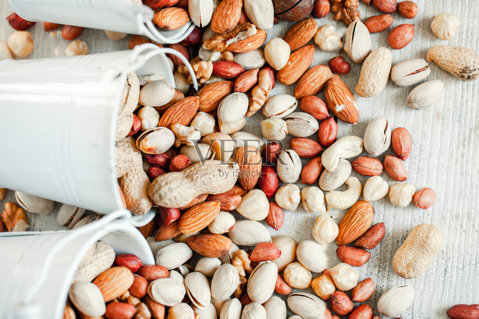 收集不同品种的坚果。照片摄影图片