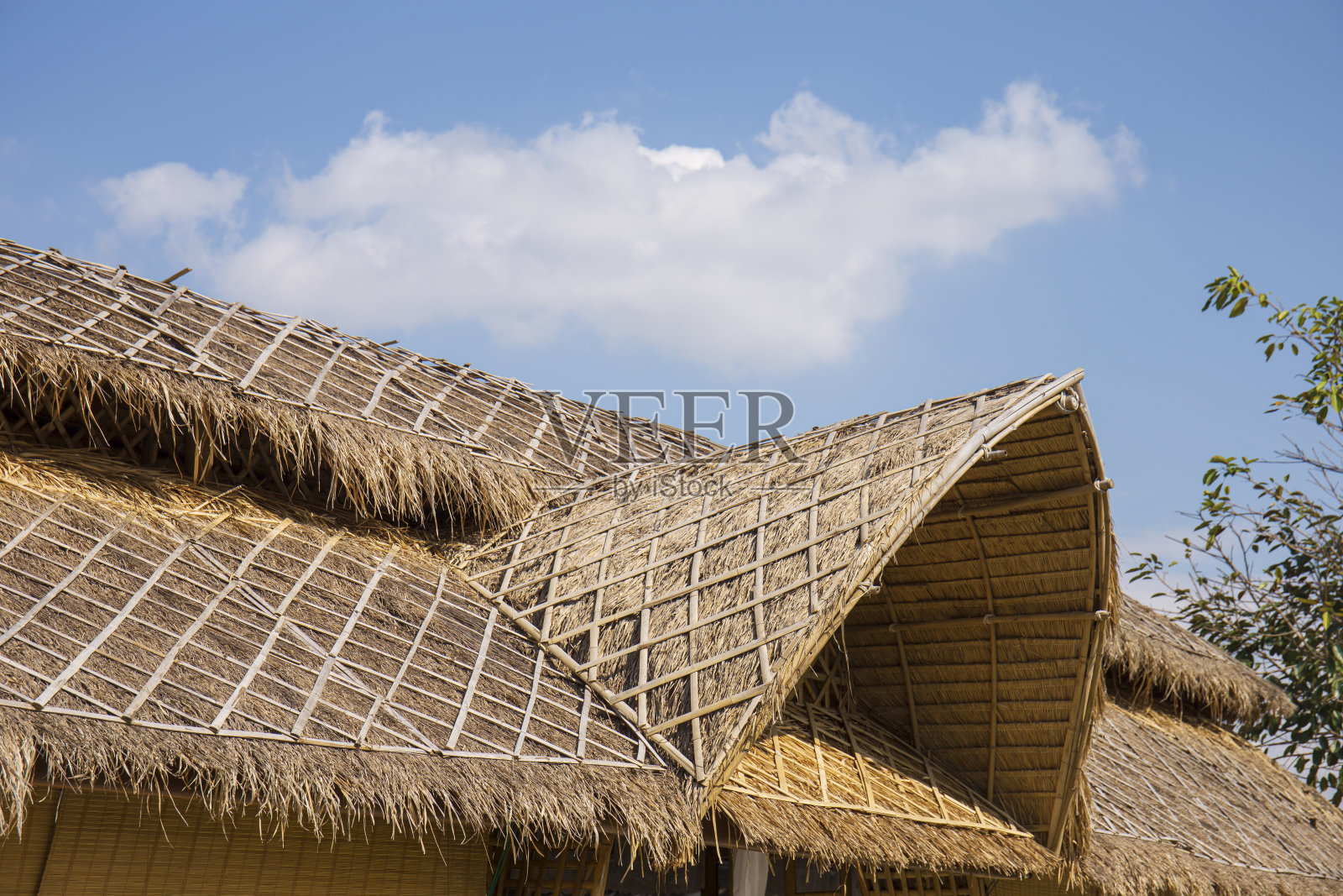屋顶用干草覆盖，以保护阳光和雨水。照片摄影图片
