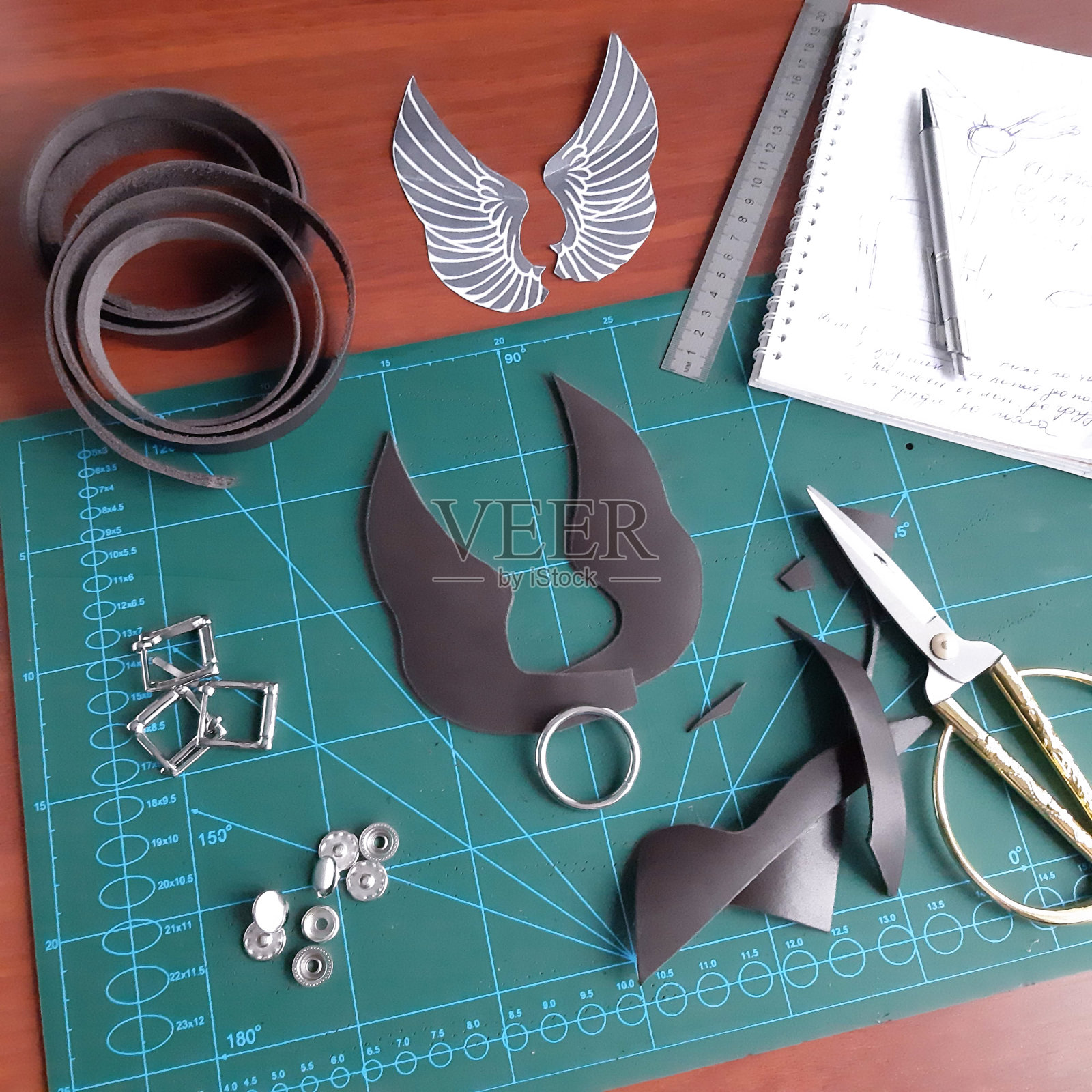 皮革车间的桌面特写照片摄影图片