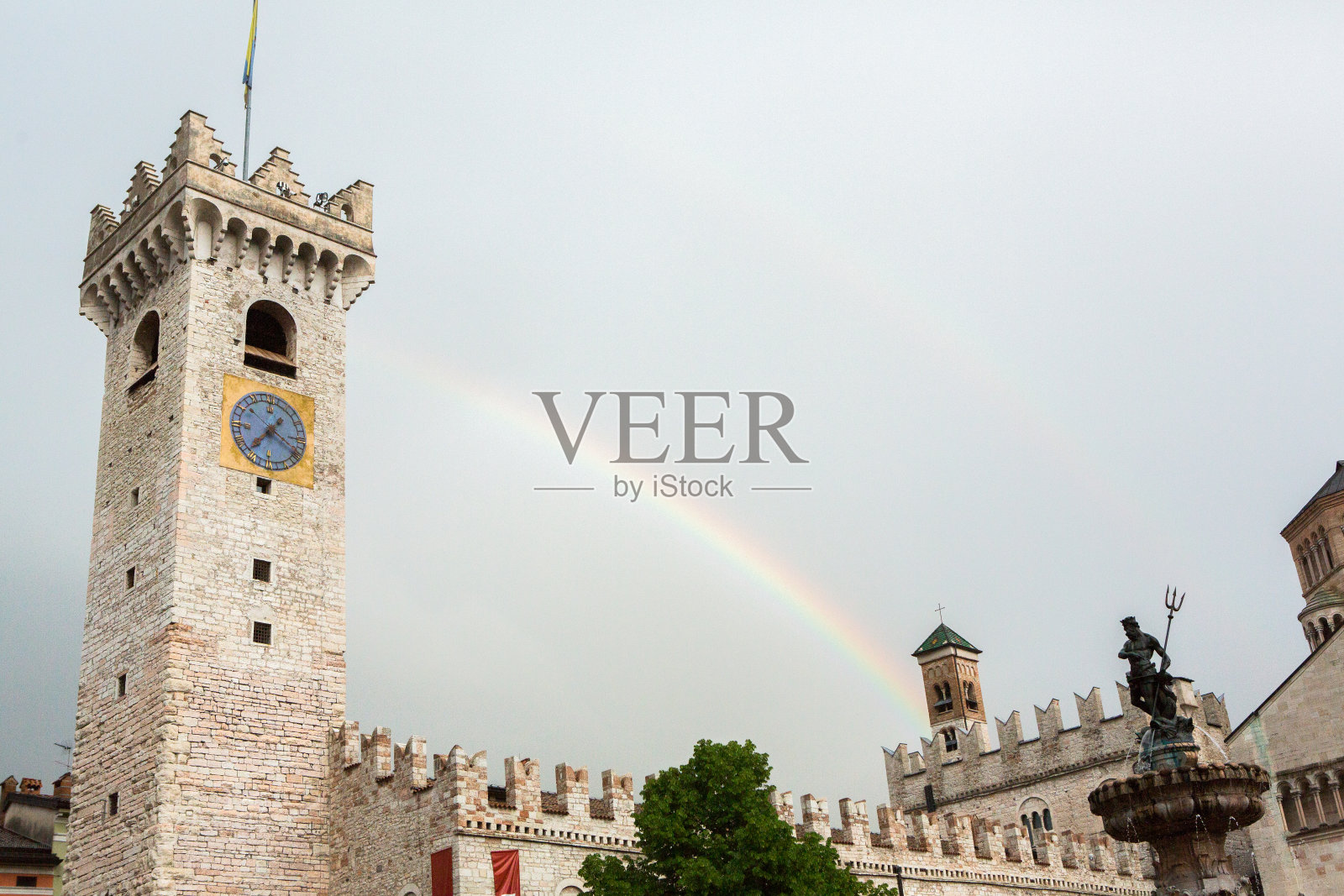 特伦托的历史名城中心。意大利北部。春天的特伦托大教堂广场照片摄影图片