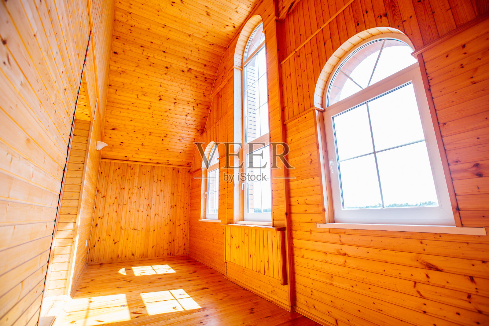 带有大窗户的大型木制凉廊照片摄影图片