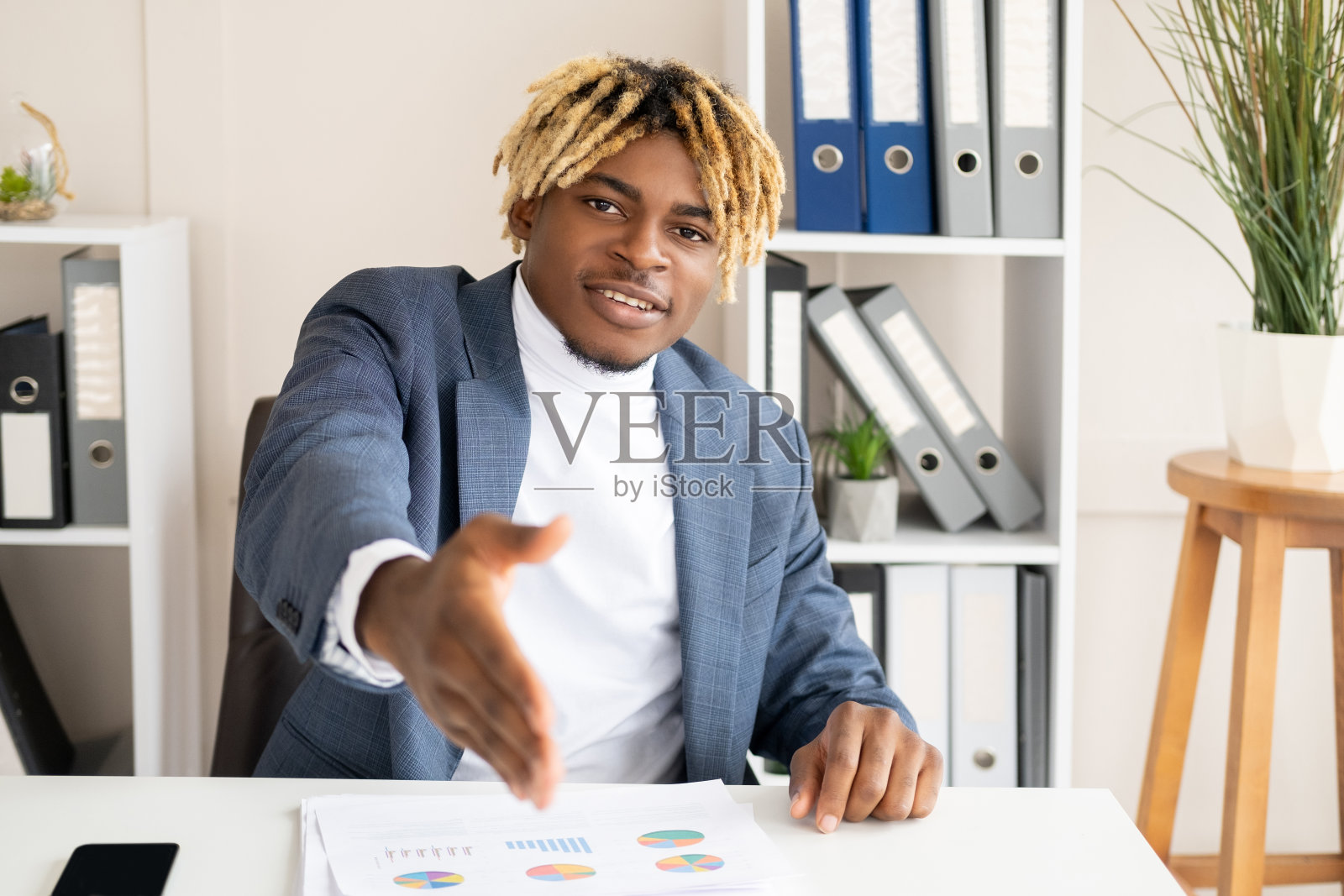 商务会议上有礼貌的黑人打招呼手势照片摄影图片