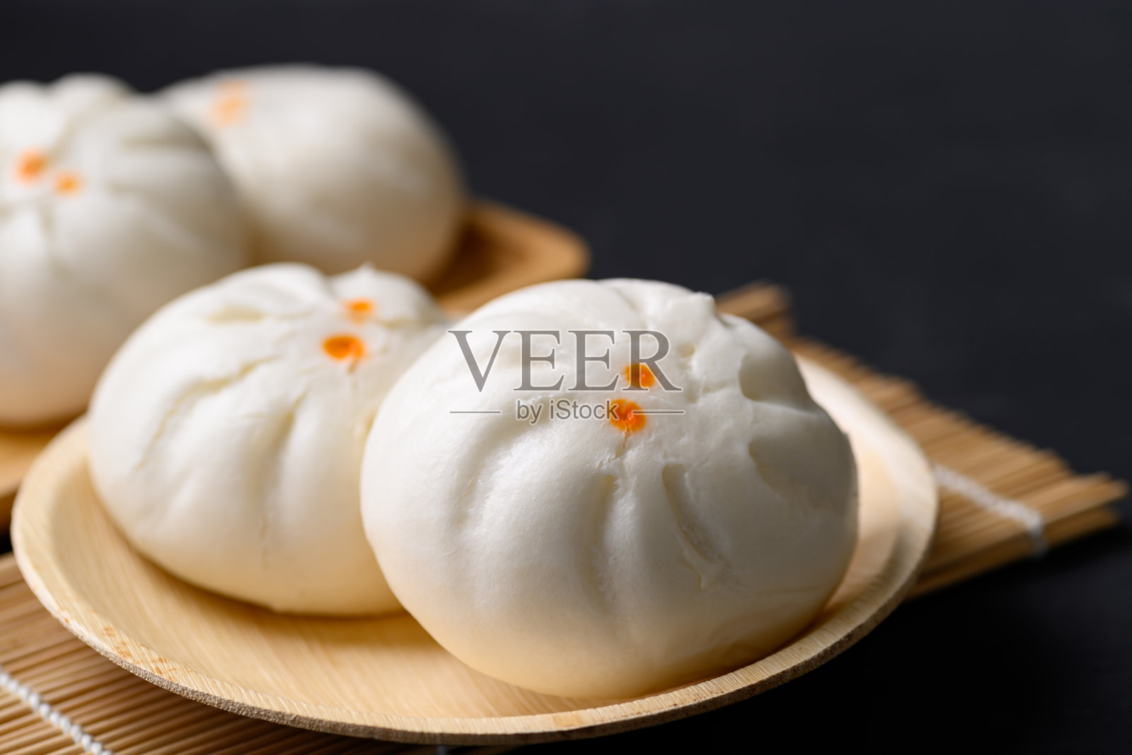 包有猪肉末、蛋黄或甜馅的包子照片摄影图片