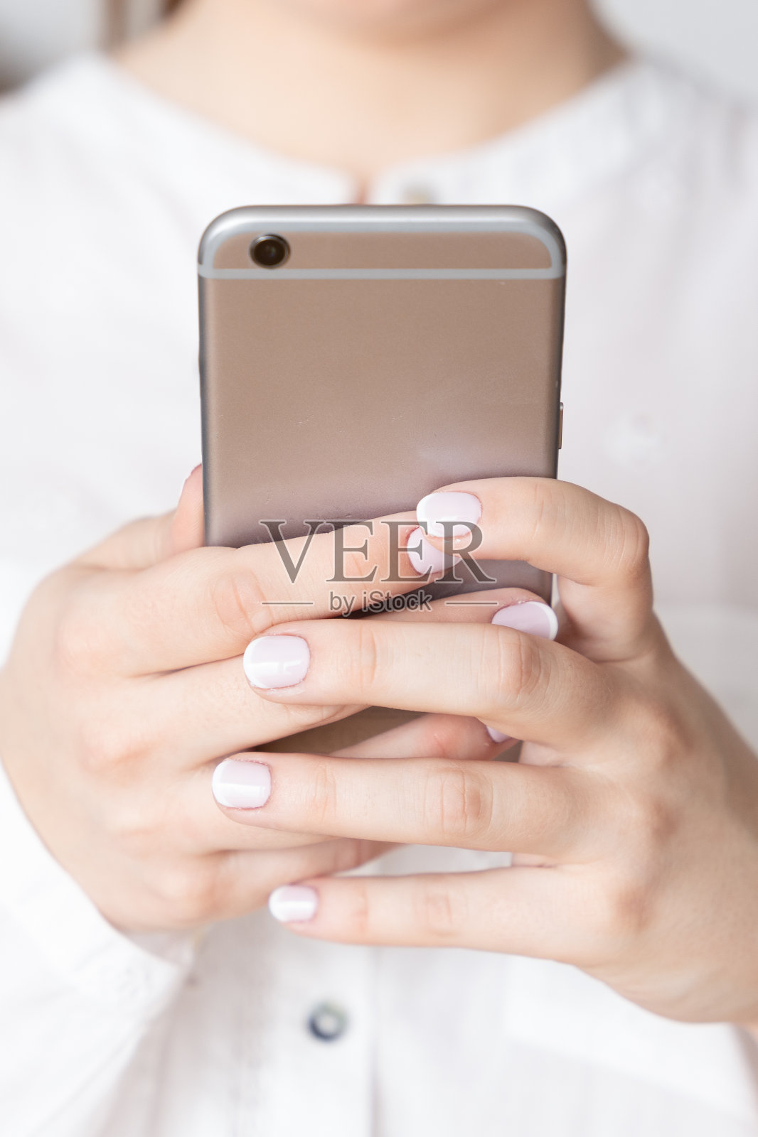 手持电话的手的特写照片摄影图片