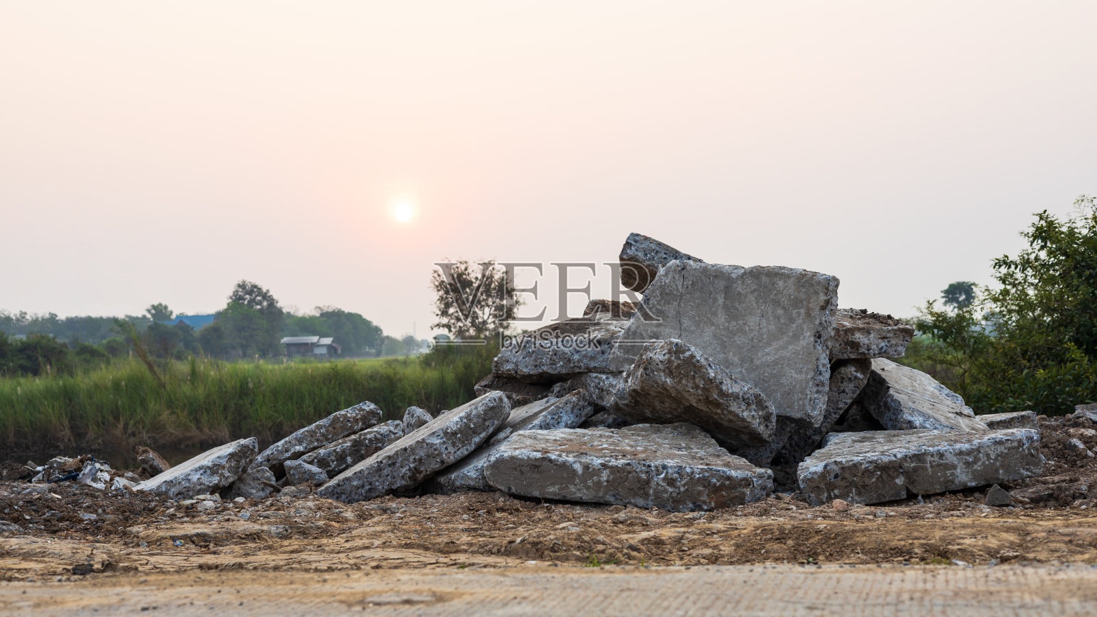 乡村公路拆除后，混凝土瓦砾堆在地上的特写镜头。照片摄影图片