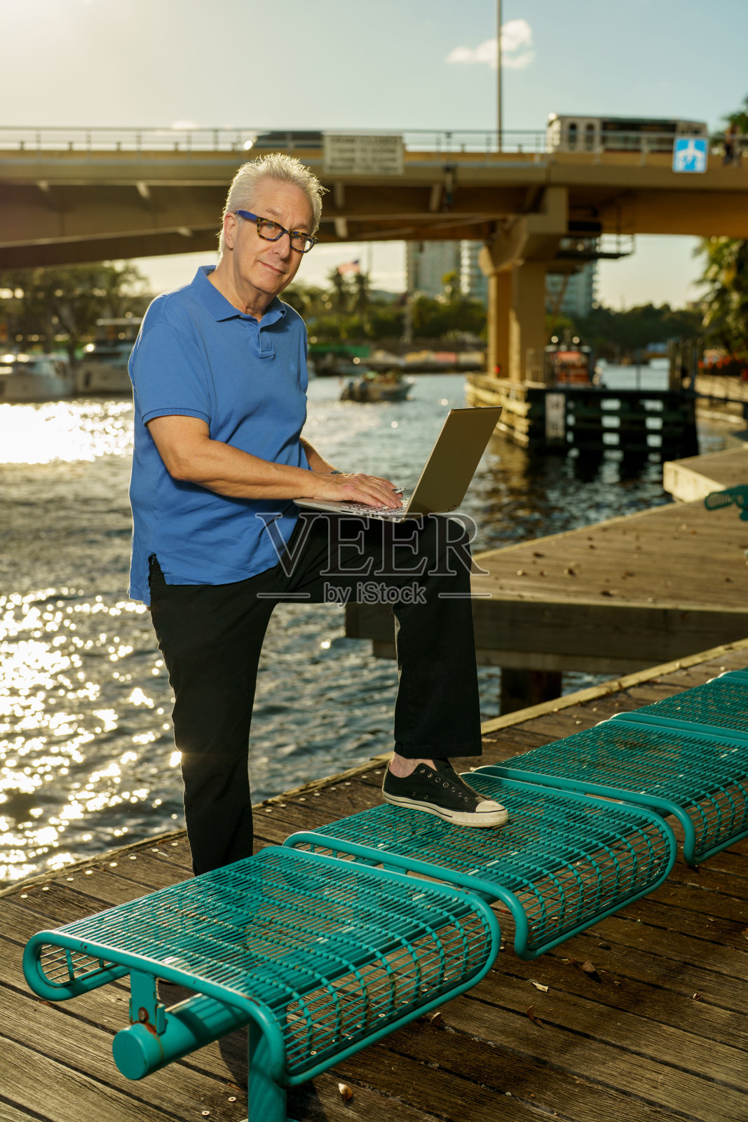 商人在野外工作，膝盖上放着笔记本电脑照片摄影图片