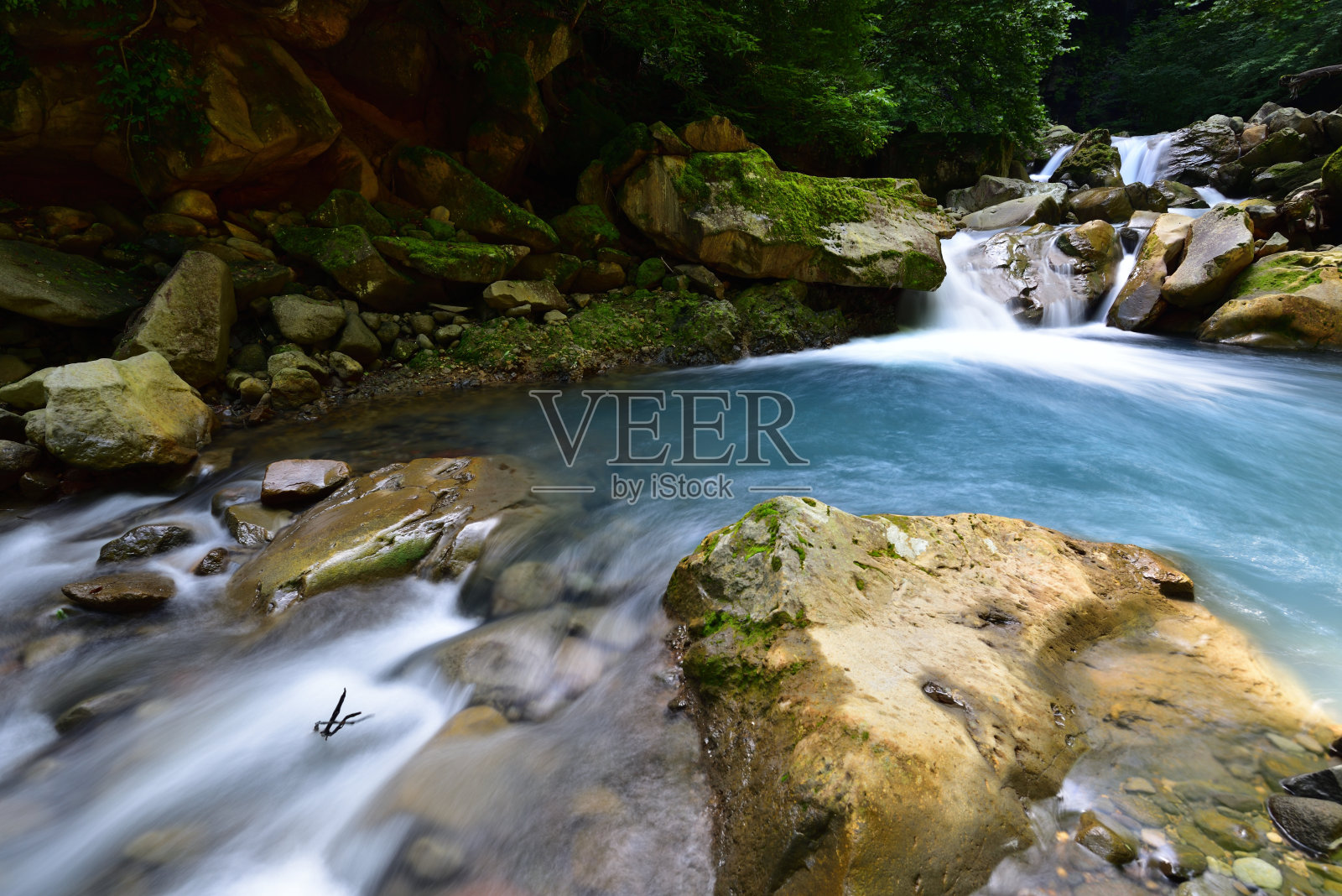 徒步穿越奇妙的绿色和蓝色瀑布照片摄影图片