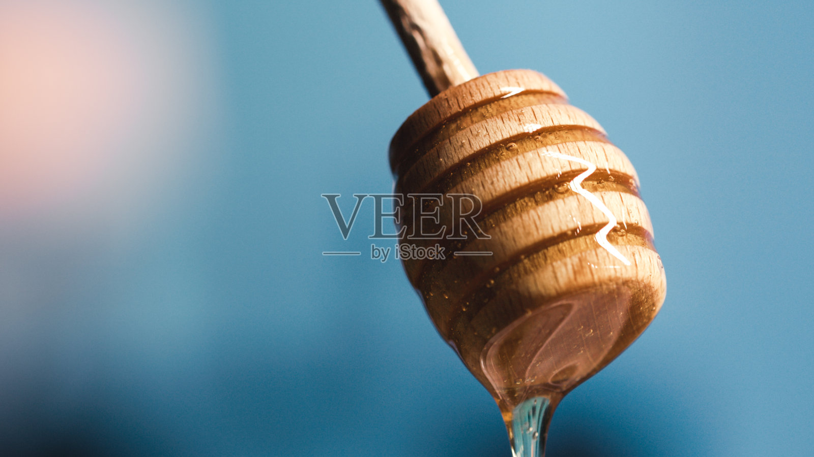 《滴着的一勺蜂蜜》的特写照片摄影图片