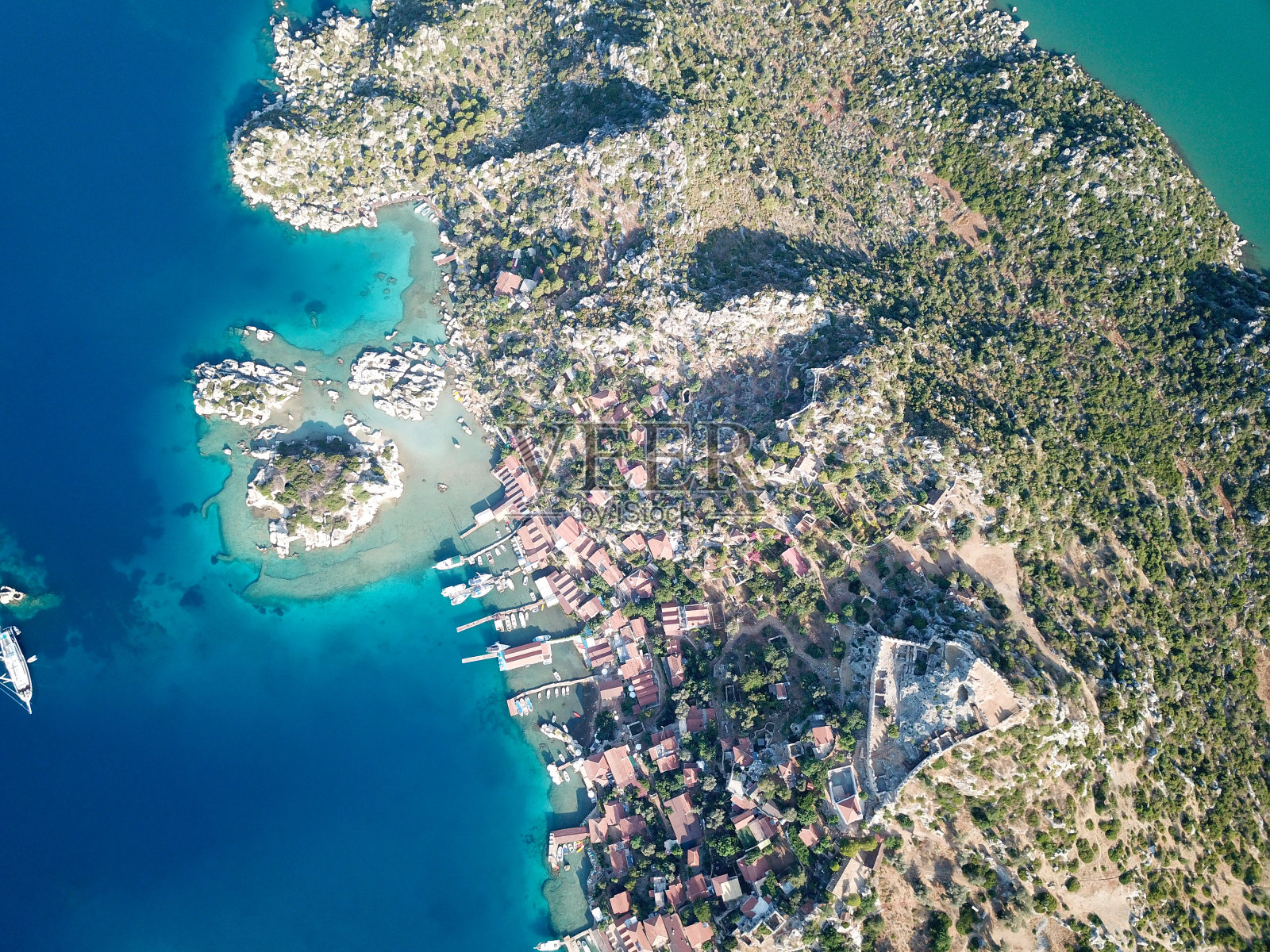 美丽的沙滩和透明的海在迈拉，科科娃，Kalekoy安塔利亚市照片摄影图片