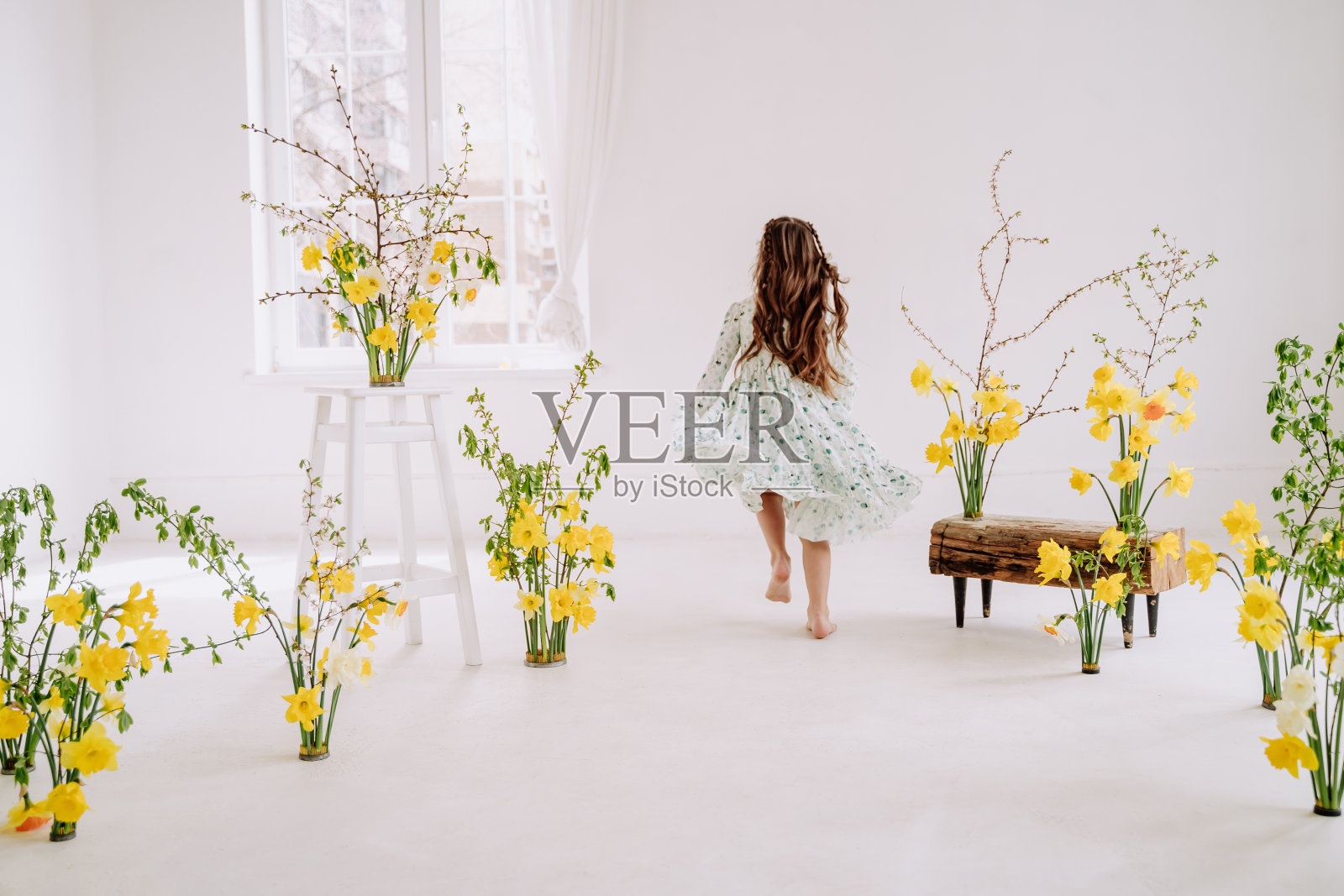 女学生在装饰花的房间里玩耍照片摄影图片