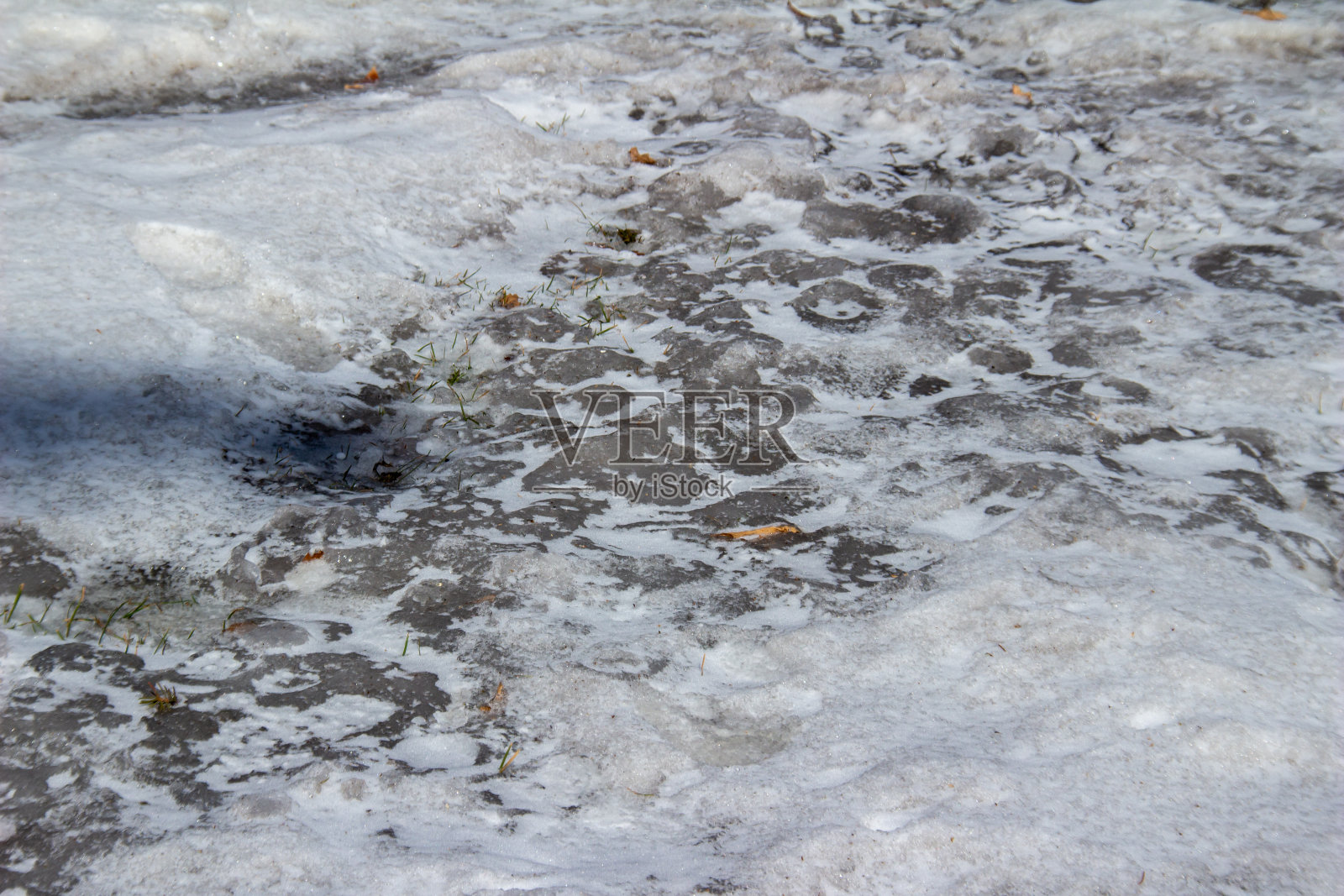 硬冻雪和冰覆盖的地面的抽象纹理背景照片摄影图片