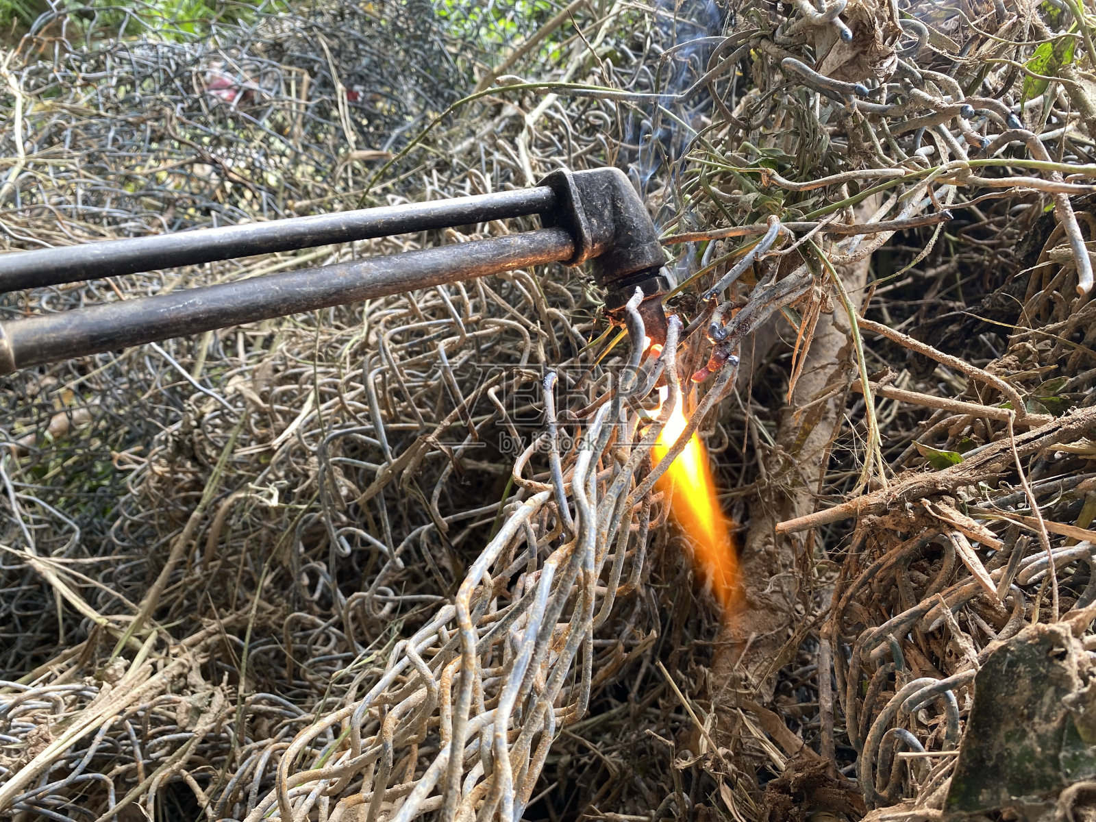 使用金属炬切割钢材照片摄影图片