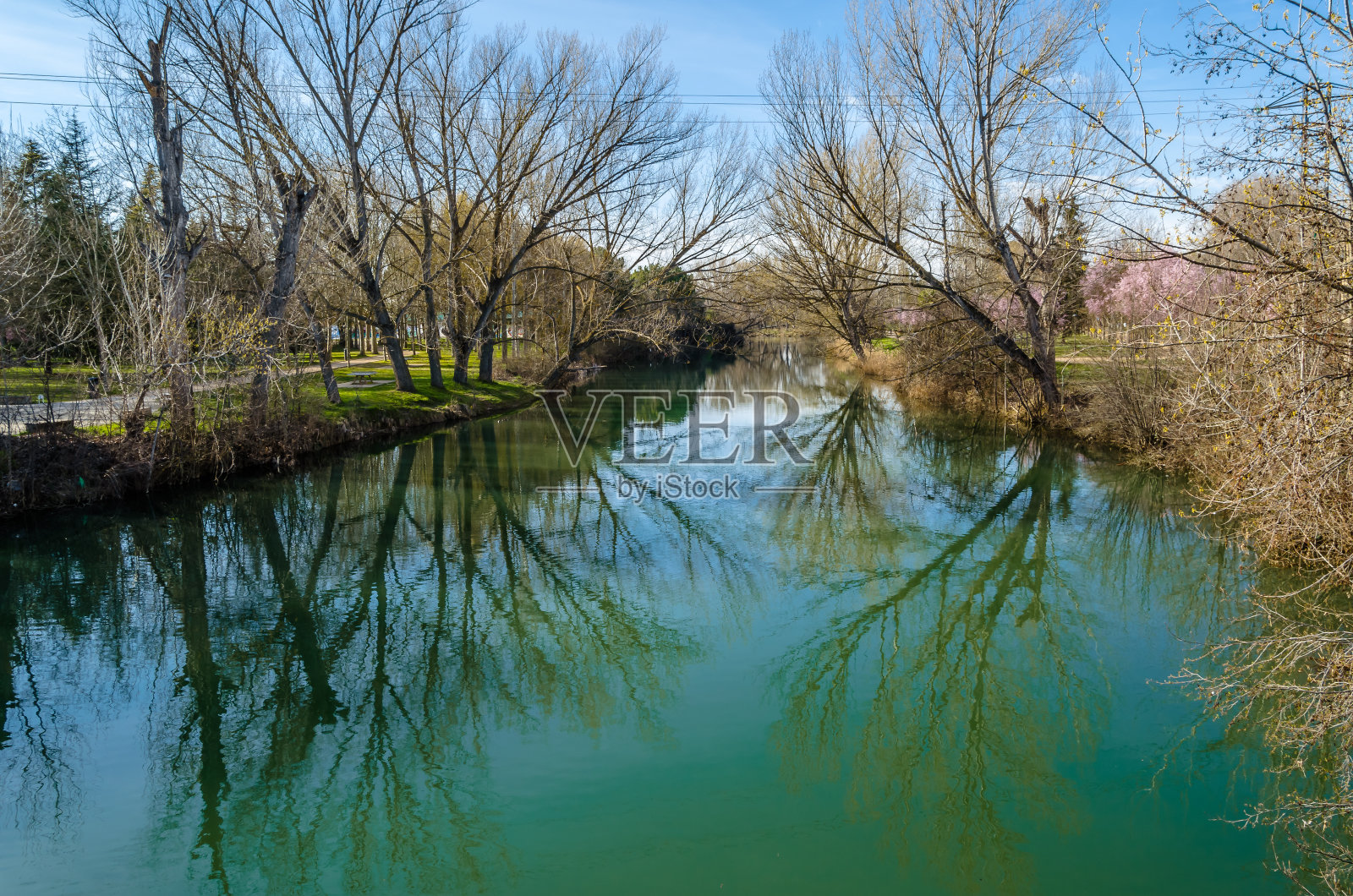西班牙帕伦西亚的河流和公园照片摄影图片