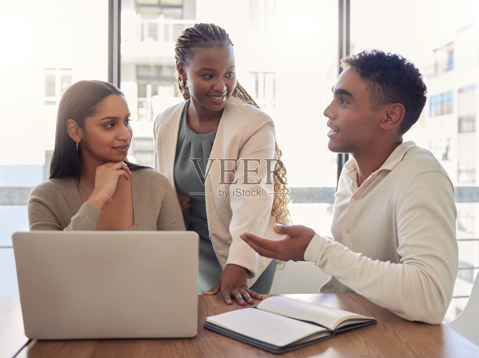 一群商人在办公室开会照片摄影图片