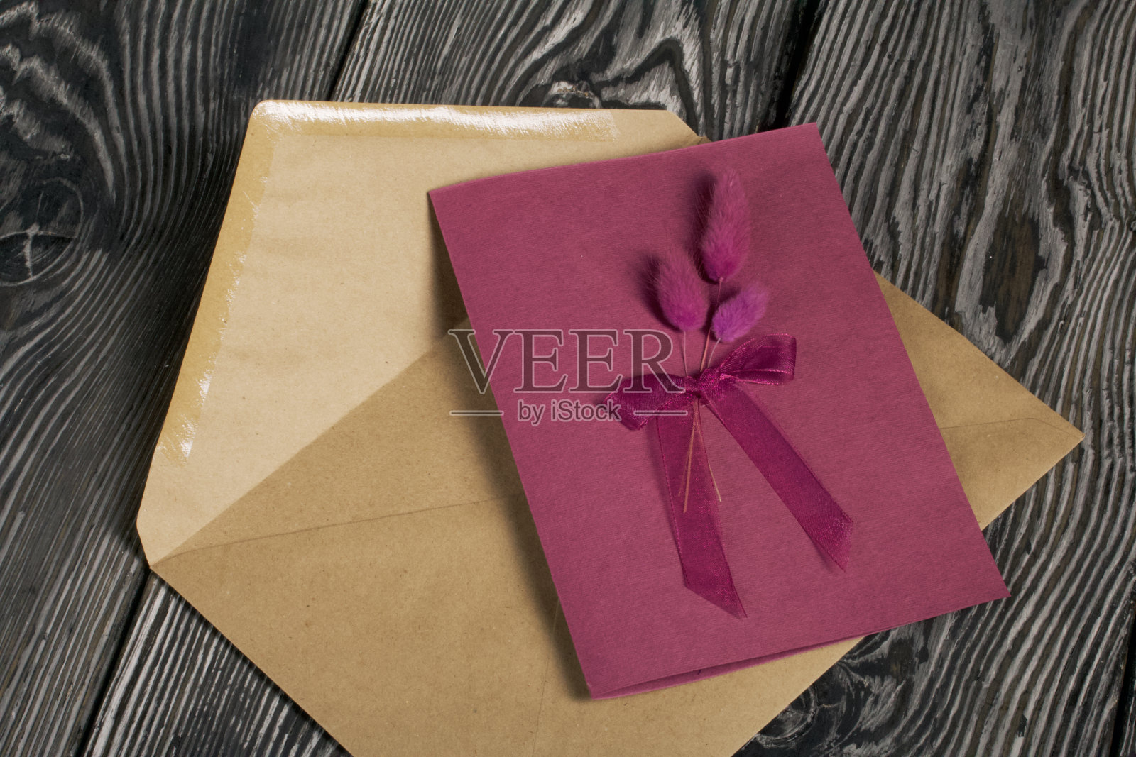 贺卡与车站分支和一个信封。松木板。特写镜头。照片摄影图片