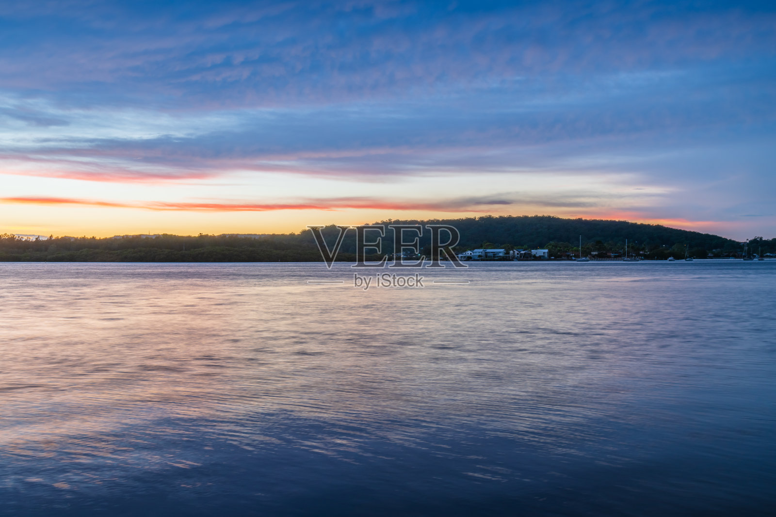 日出的海湾有层积云照片摄影图片