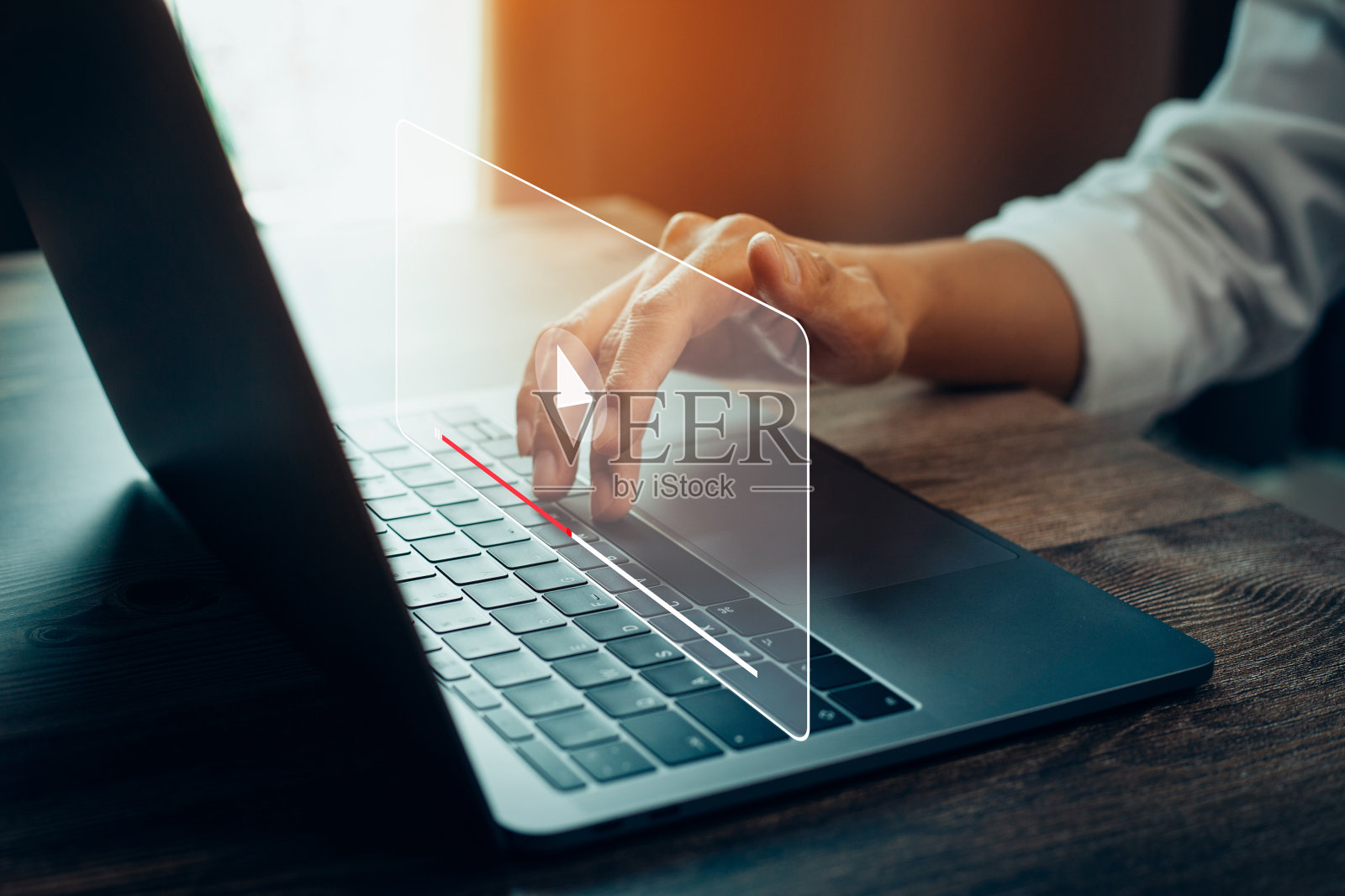 商人用笔记本电脑上网照片摄影图片