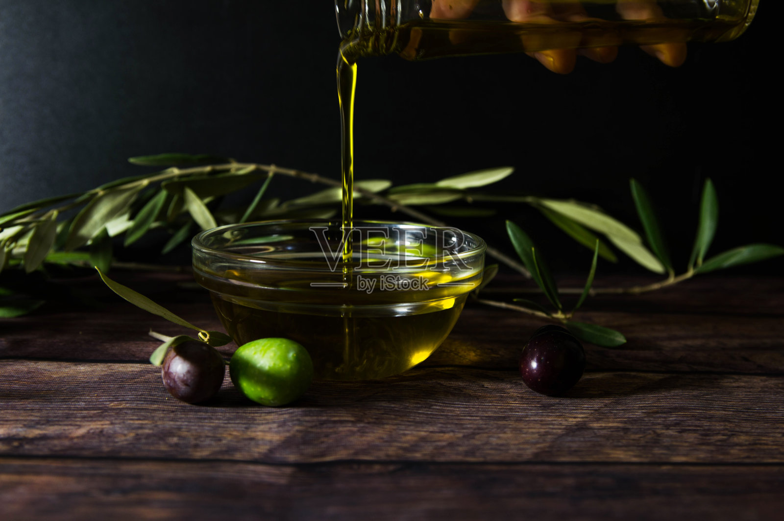 木桌上放橄榄油照片摄影图片