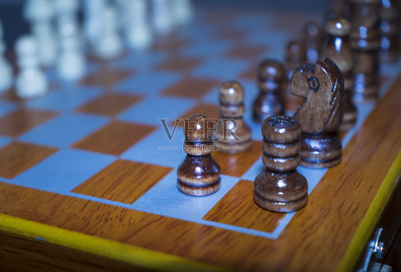 有黑白棋子的棋盘照片摄影图片