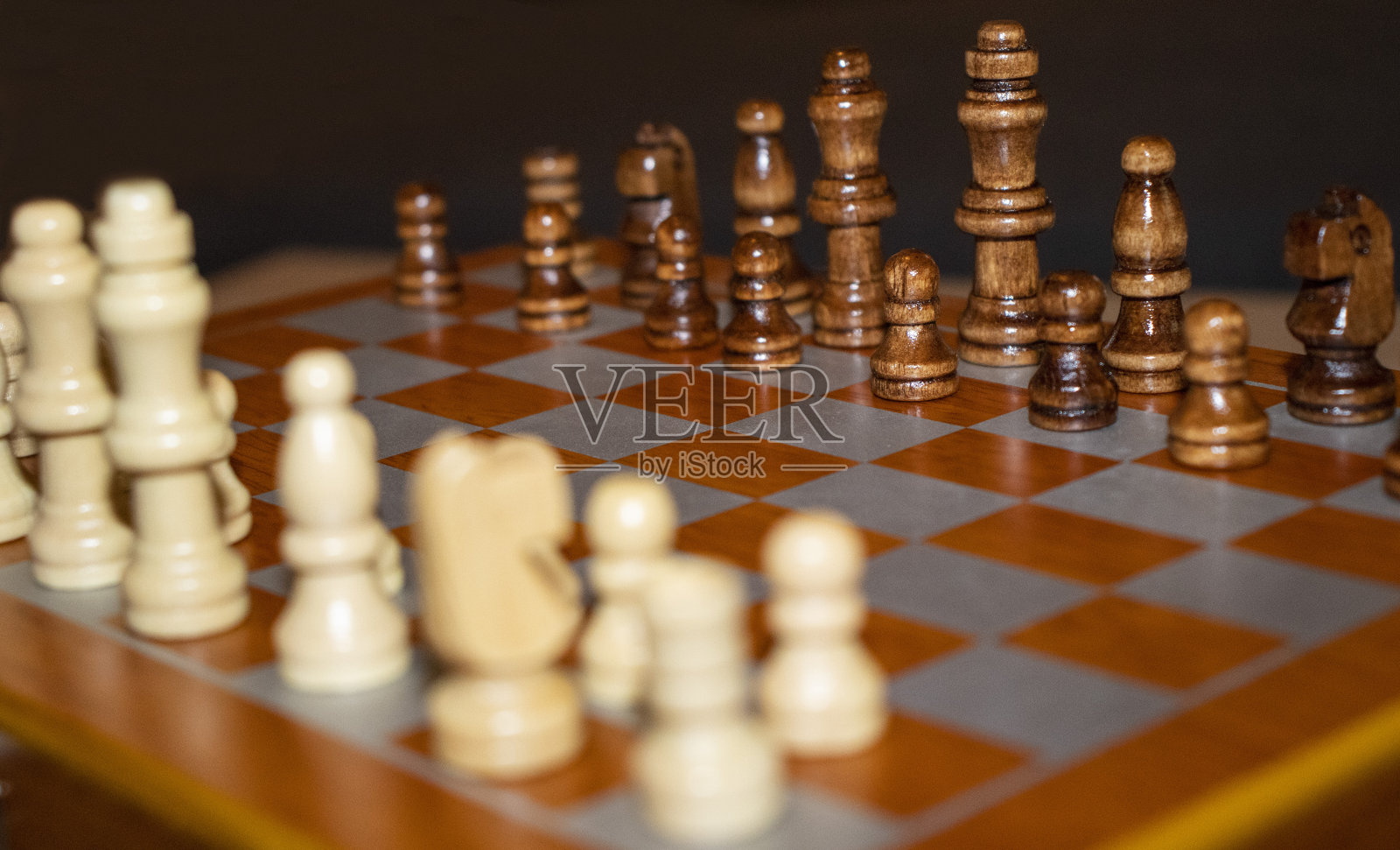 有黑白棋子的棋盘照片摄影图片