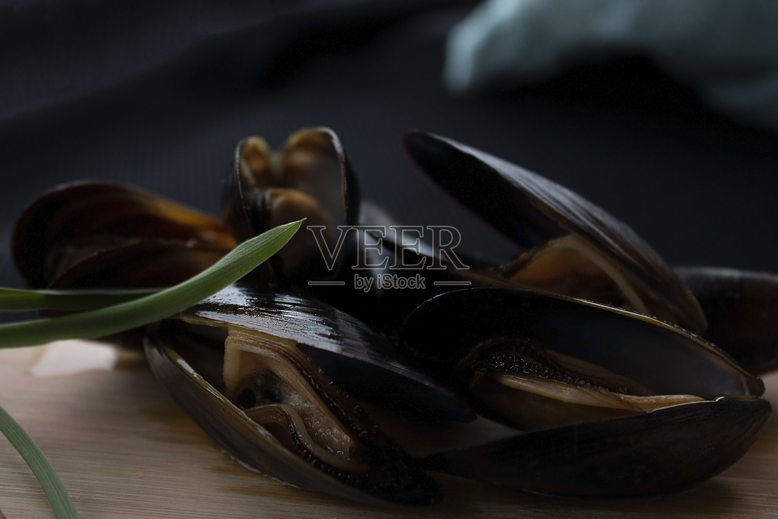 生海鲜贻贝放在木板上照片摄影图片