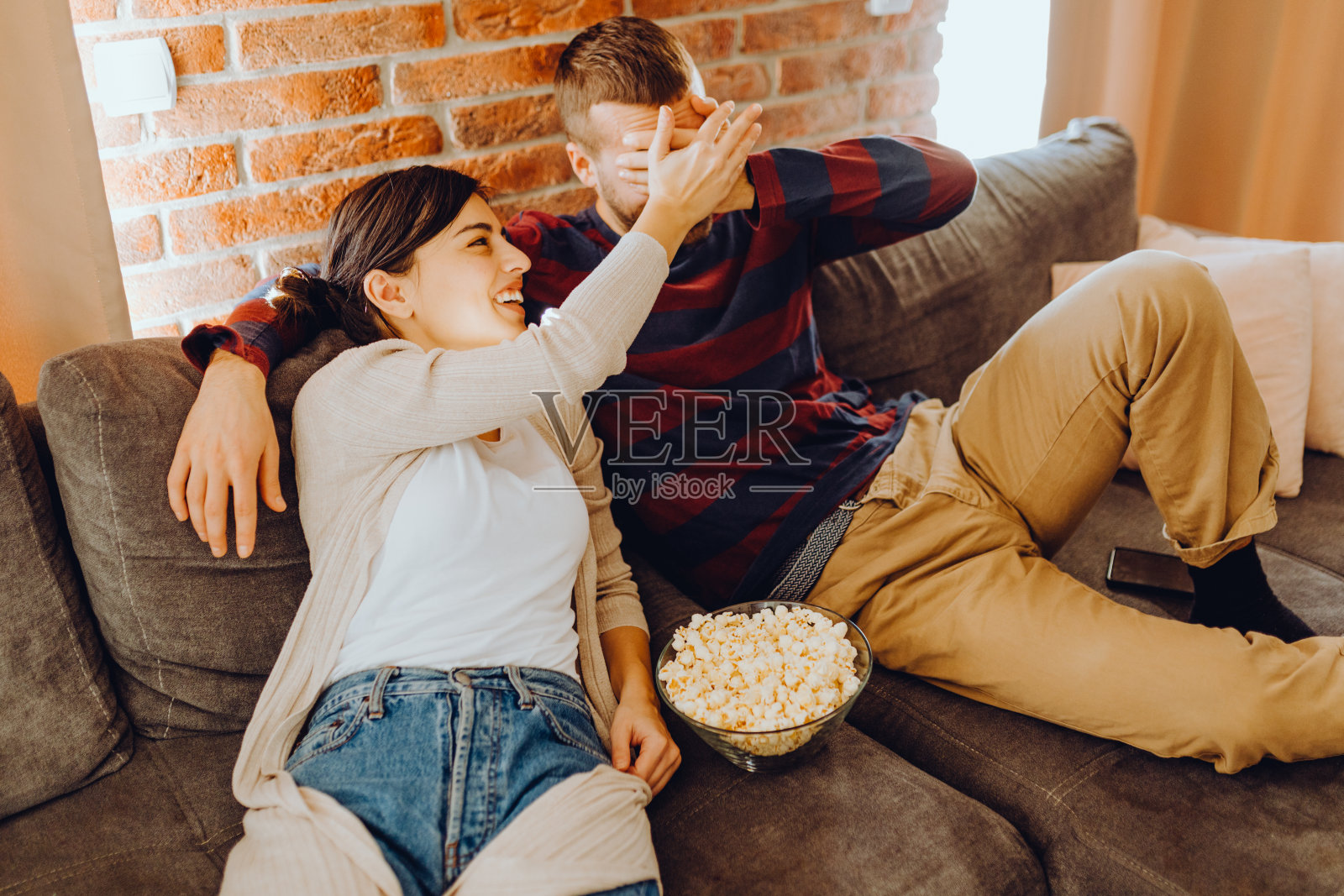 坐在沙发上放松的年轻夫妇照片摄影图片