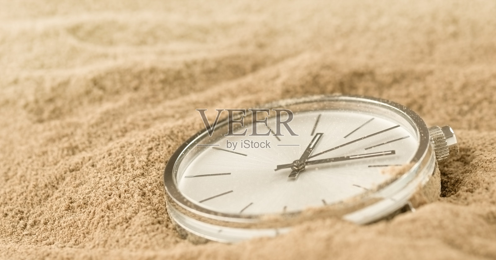 沙滩上的怀表照片摄影图片