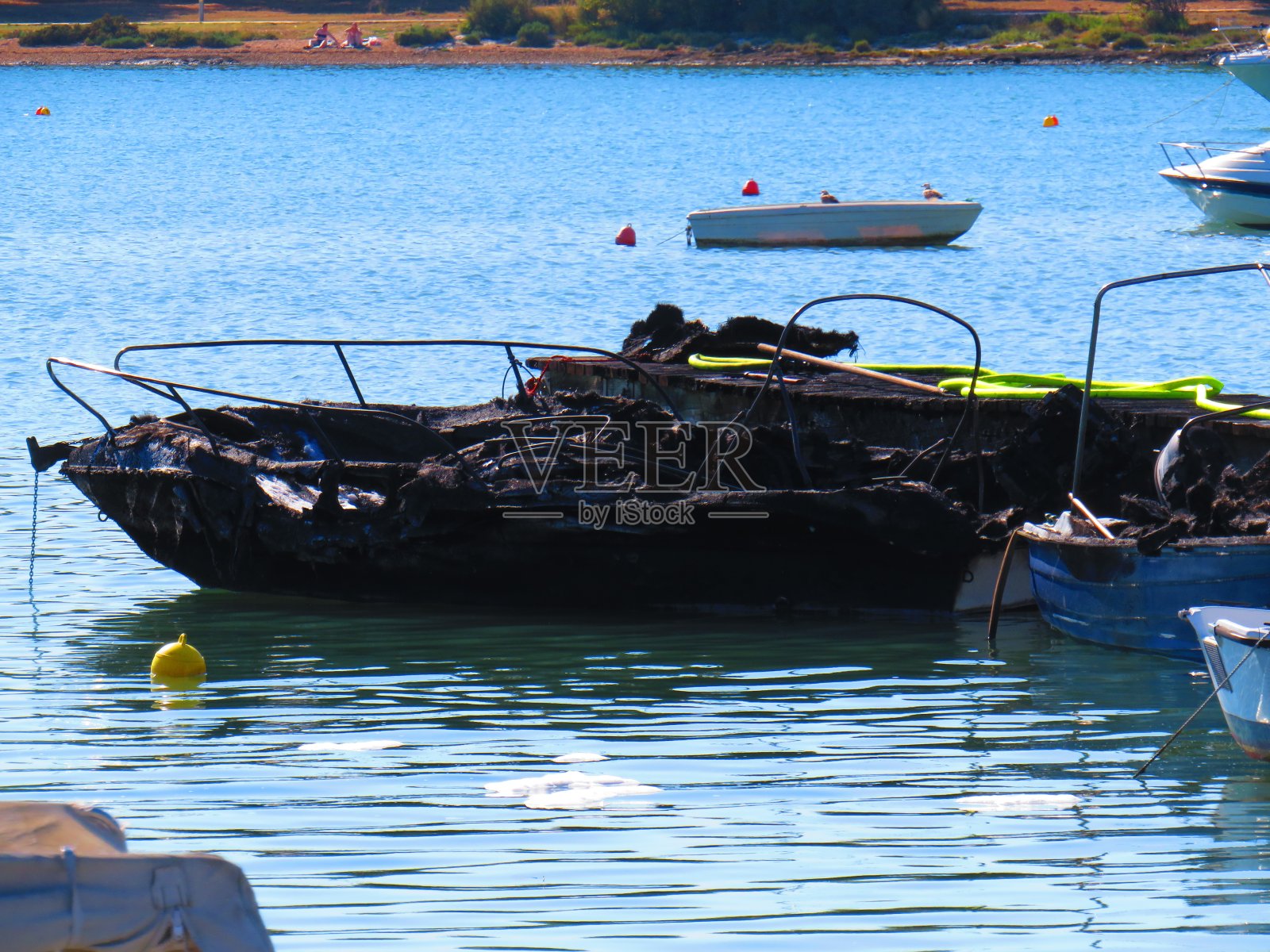 在海上烧毁了船照片摄影图片