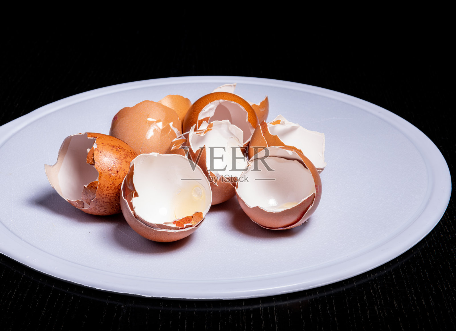 工作室里破碎的棕色蛋壳照片摄影图片