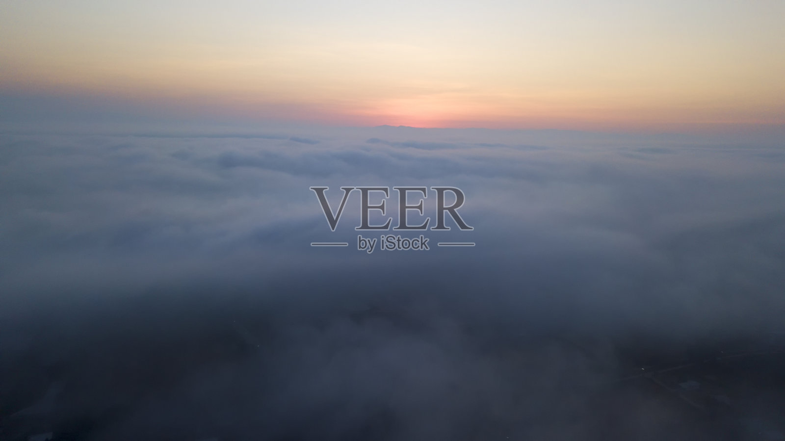 乘客商用飞机在云层上方飞行，详细查看机翼。快速现代旅行的概念照片摄影图片