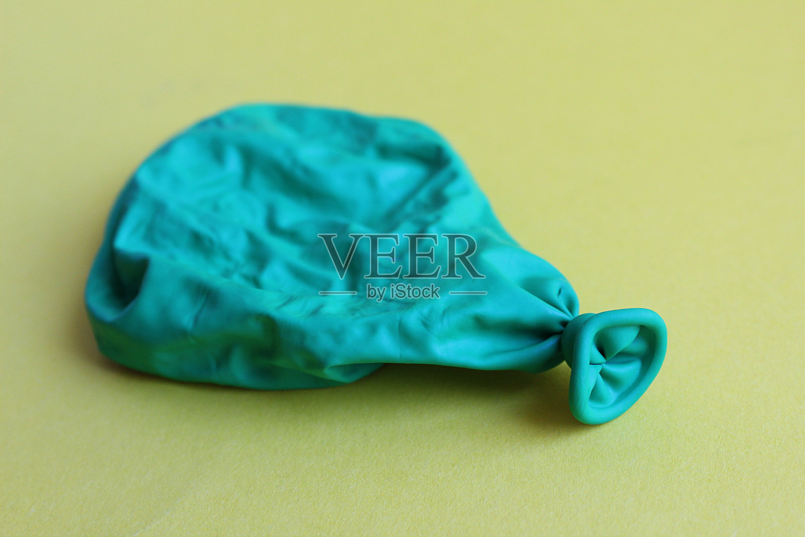 假期结束了，空中的绿色气球肿了照片摄影图片