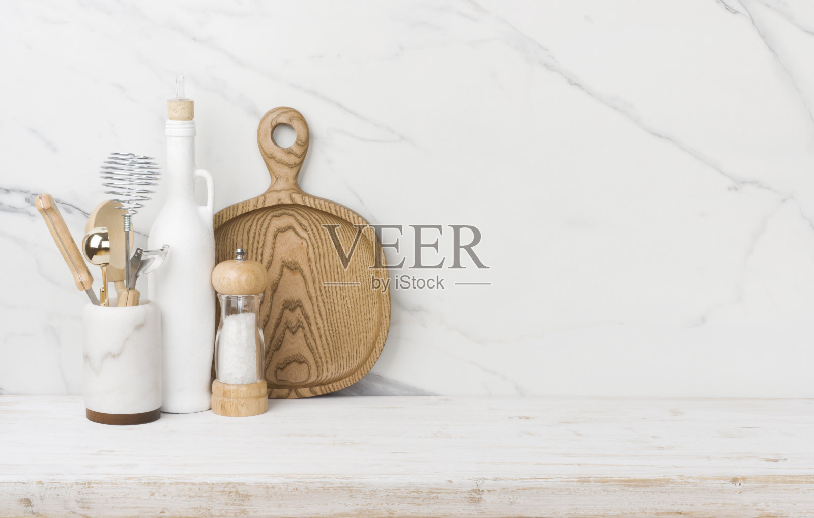 厨房用具放在大理石墙壁和复制空间的桌子上照片摄影图片