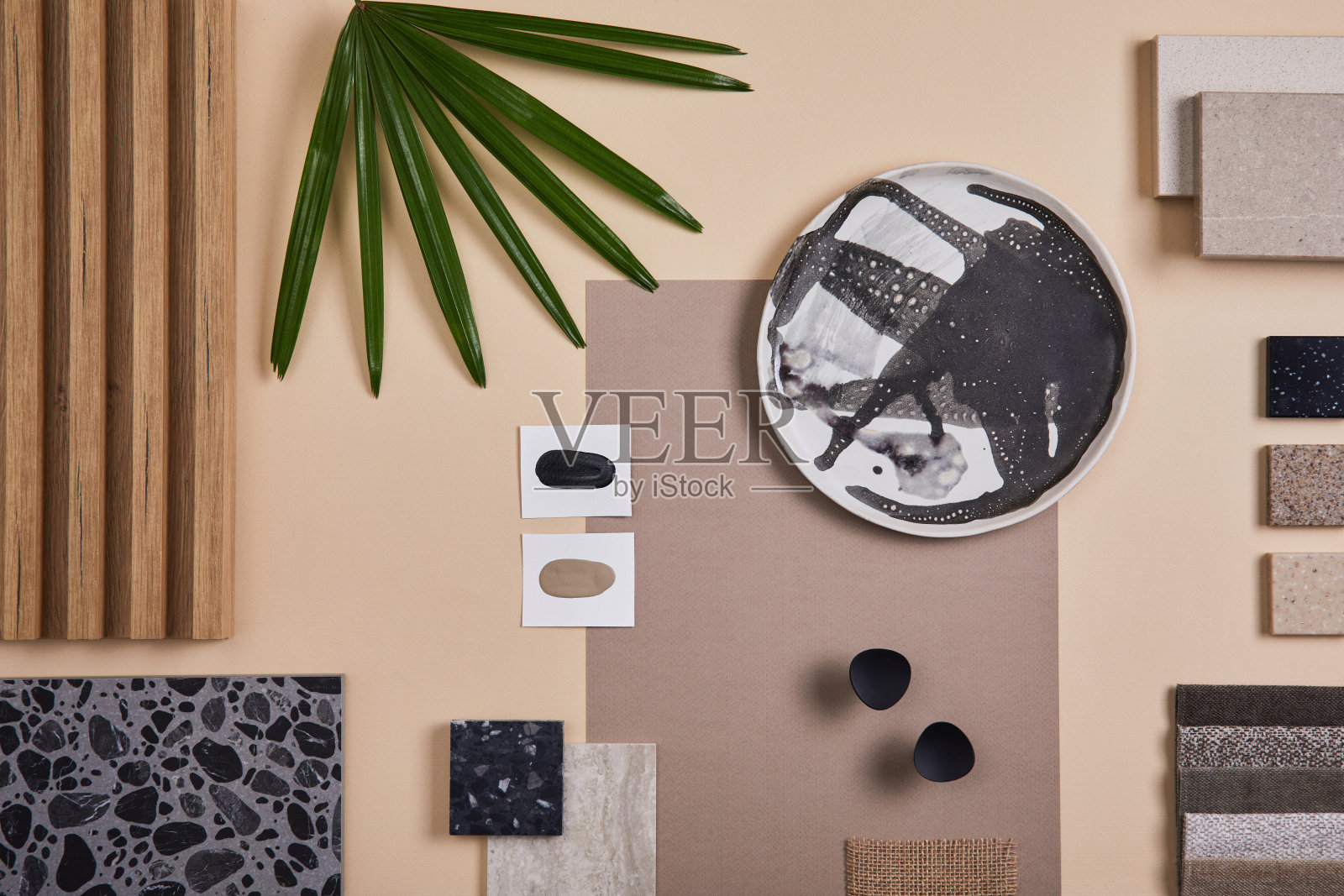 创意平面布局构成室内设计师和建筑师的木板。纺织品和油漆样品，薄板和玻璃瓷砖。米色，黑色和绿色调色板。副本的空间。模板。照片摄影图片