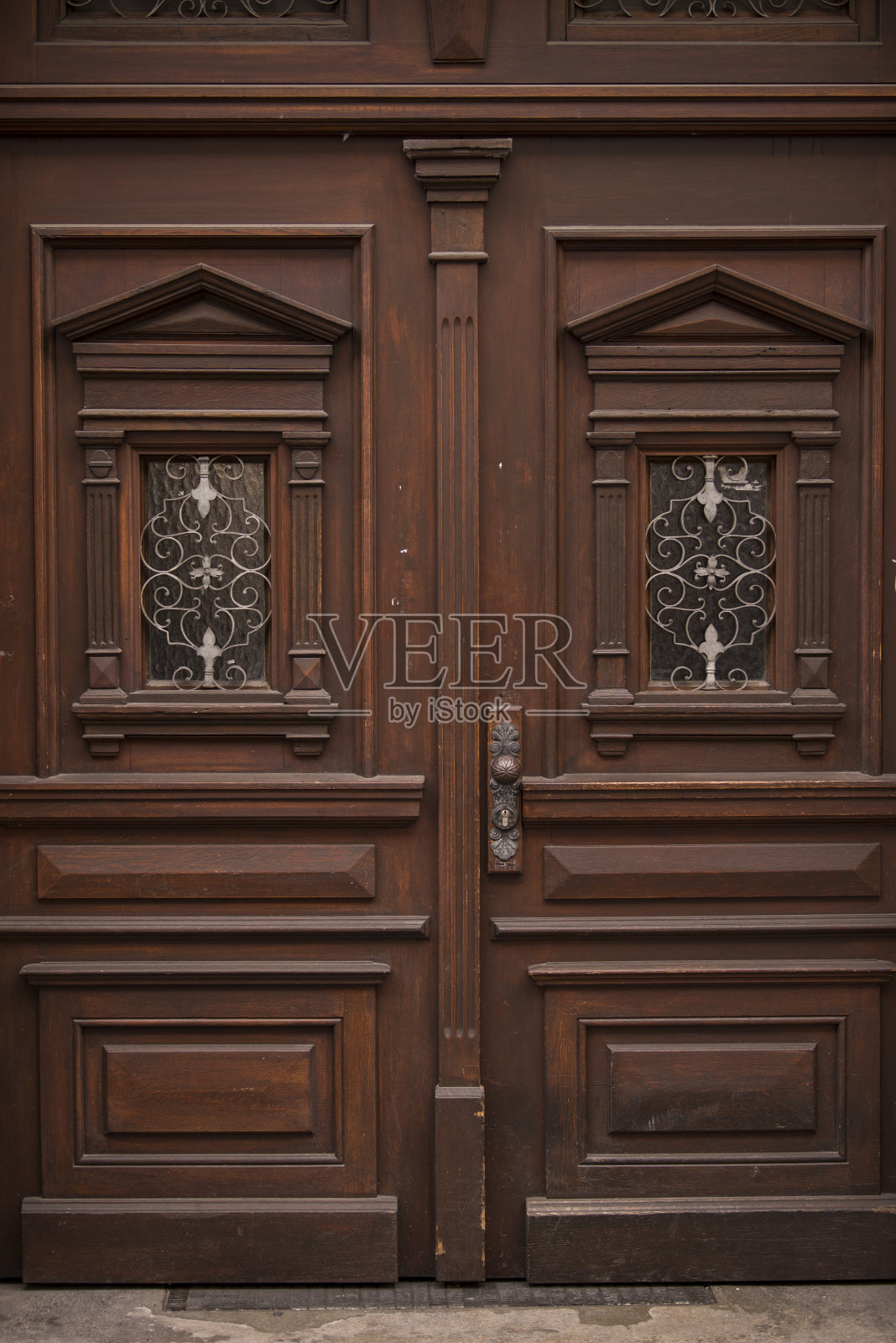 旧的装饰木前门。照片摄影图片