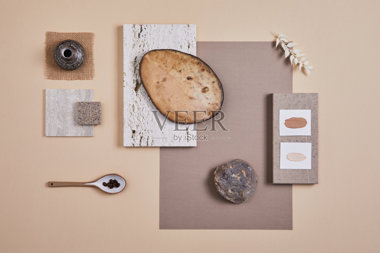 创造性的平面铺设组成与纺织品和油漆样品，面板和水泥瓷砖。时尚的室内设计师木板。浅米色调色板。副本的空间。模板。照片摄影图片